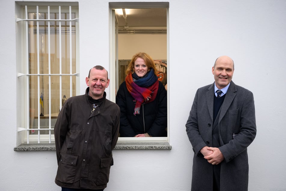 Die Leiterin der East Side Gallery, Anna von Arnim-Rosenthal (M.), Vorstand der Stiftung Berliner Mauer, Axel Klausmeier (l.) und der Geschäftsführer der Wüstenrot Stiftung Philip Kurz kamen zur Eröffnung des Besucherzentrums.