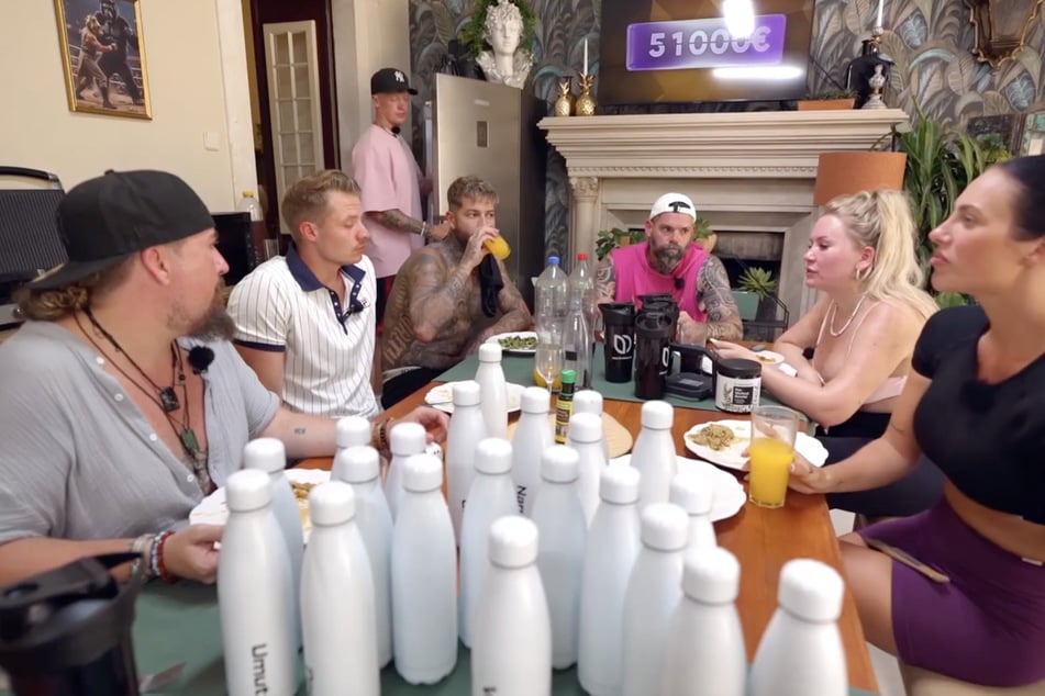 Am Frühstückstisch jammert sich Marlisa Rudzio (36, 2.v.r.) aus.