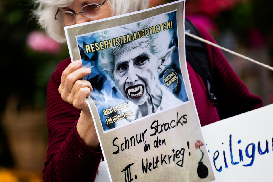 Bei der Veranstaltung in Düsseldorf wurden unter anderem Plakate mit Karikaturen von FDP-Spitzenkandidatin Marie-Agnes Strack-Zimmermann (66) hochgehalten.