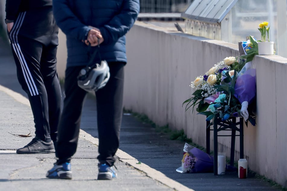 Auf dem Fußballplatz im Ortsteil Bruck trauern Vereinsmitglieder um den siebenjährigen Jungen.