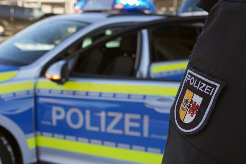 Die Polizei musste die Bahn- und Autostrecke für rund vier Stunden sperren. (Symbolbild)