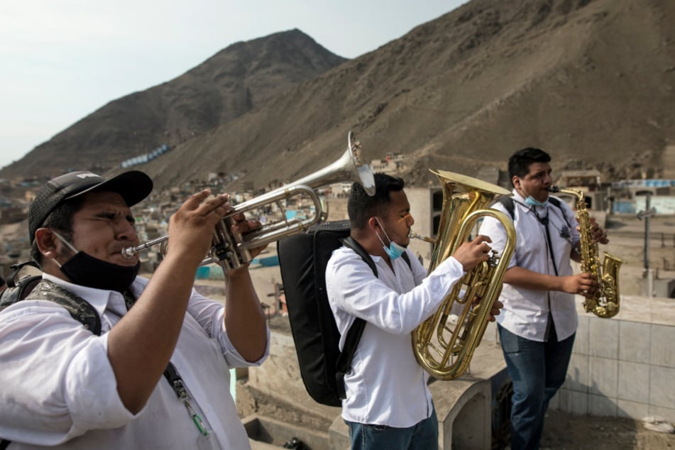 Lima: Musiker spielen während der Beerdigung eines Mannes, der an Covid-19 gestorben ist, auf dem Friedhof "Martires 19 de Julio".