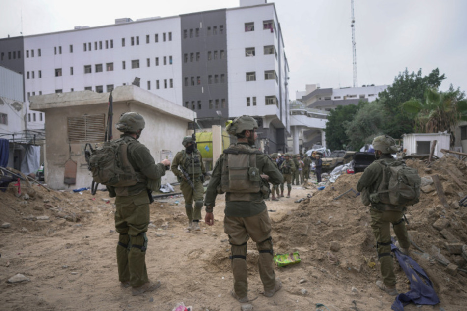 Israel hat das Schifa-Krankenhaus abgeriegelt. Dort sollen sich viele Hamas-Anführer versteckt halten, hieß es.