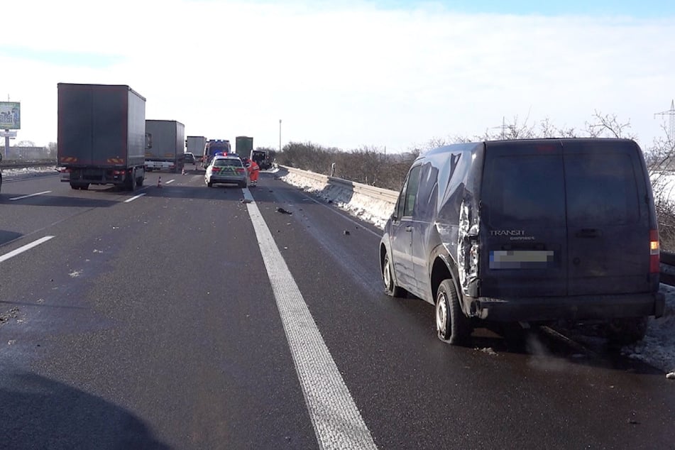 Nach aktuellen Infos war der Transporter in eine Schneeverwehung und dadurch ins Schleudern geraten. Daraufhin kam es zur Kollision mit einem weiteren Auto.