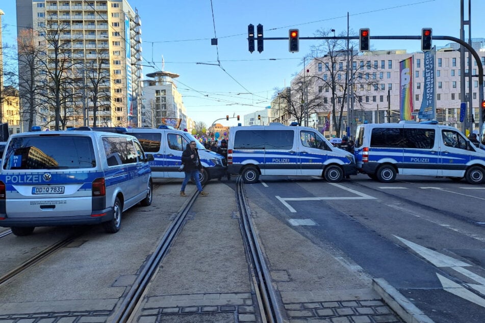 Polizeiauto-Kette vor den DGB-Demonstranten.