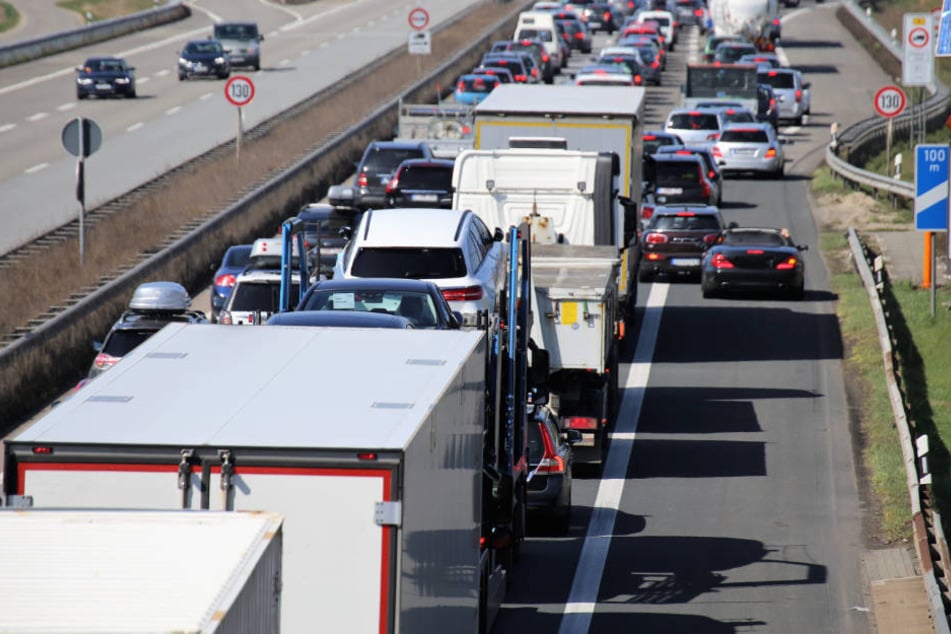 Ein brennender Sattelzug hat am Dienstagnachmittag für Staus und Sperrungen auf der A3 gesorgt. (Symbolbild)