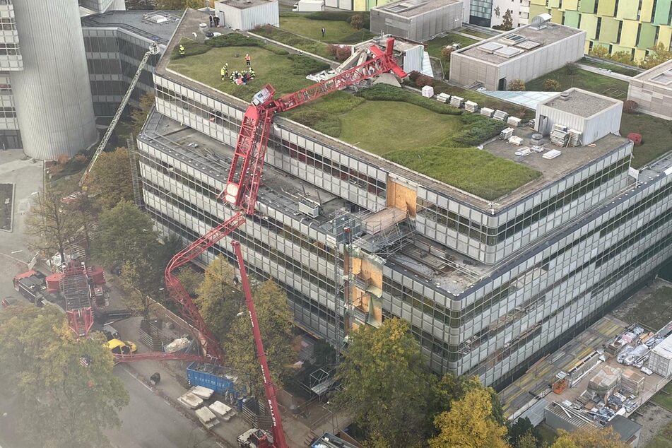 Ein Kran stürzte im Münchner Osten auf ein Hausdach.