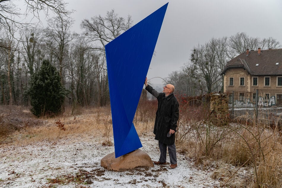 "Die Grundform der Splitter folgt einem Modulsystem. Jeder hat eine andere Form und Farbe, doch zusammengesetzt sollen sie ein Ganzes ergeben", erklärt der Künstler.