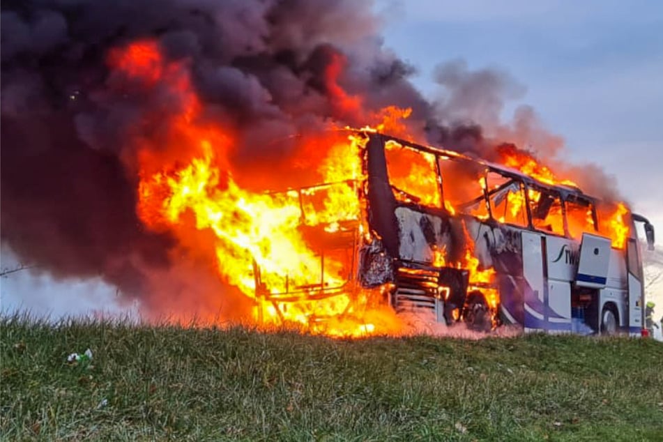 Flammeninferno zerstört Reisebus der Bamberger Symphoniker