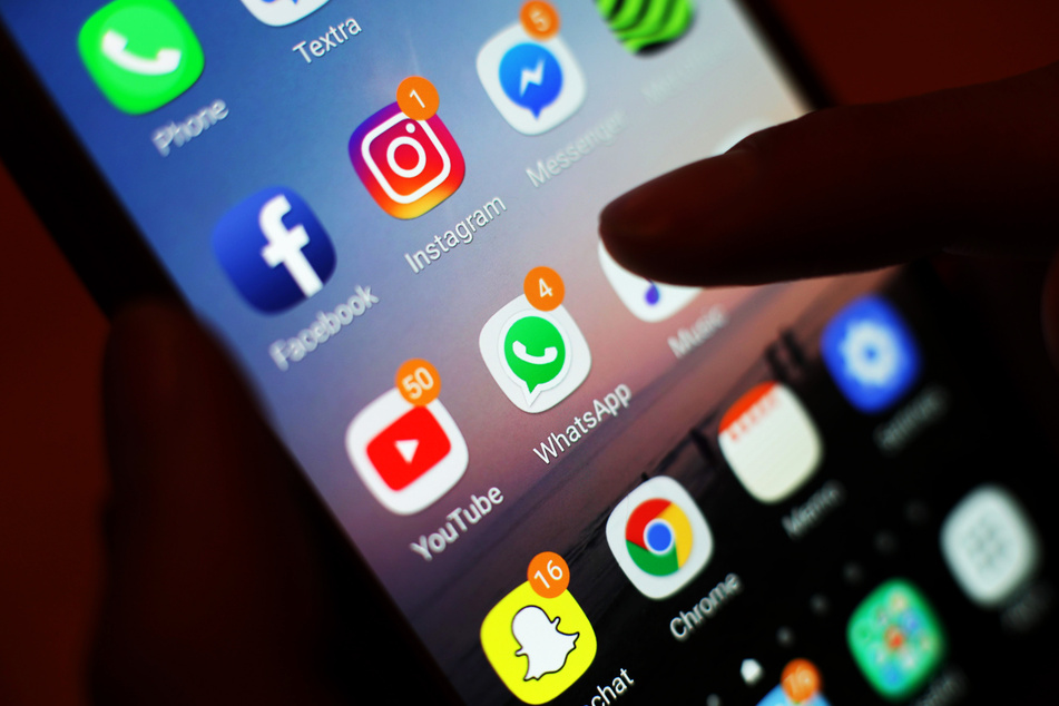 Ein Blick auf ein Smartphone mit verschiedenen Social Media- und Texting-Apps. (Symbolfoto)