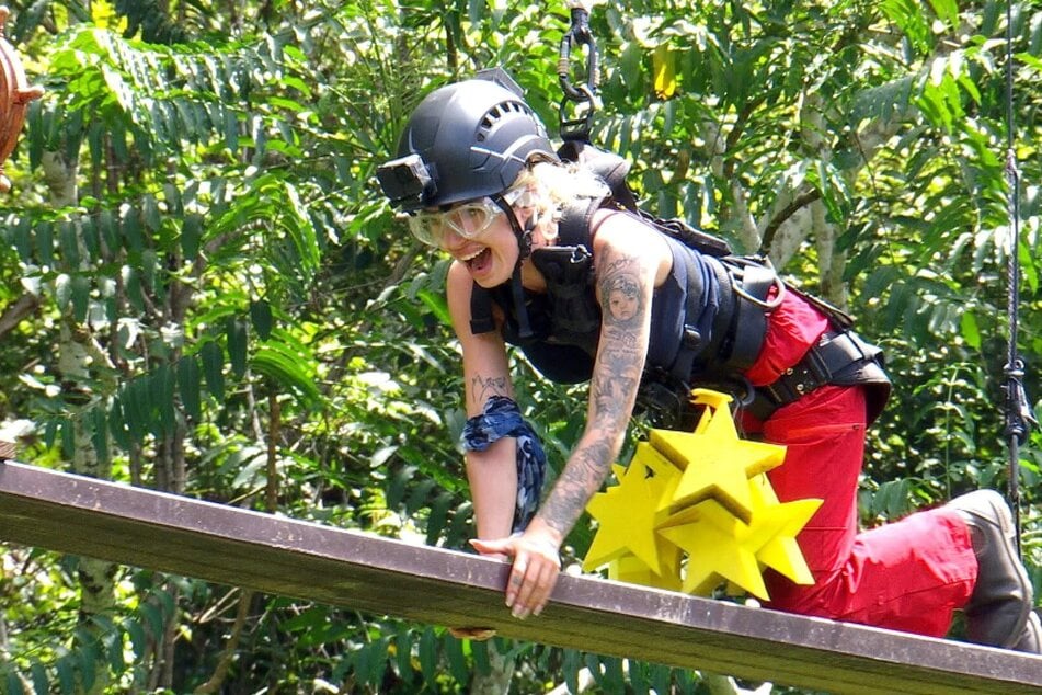 Ariel (22) klettert in ihrer Dschungelprüfung über Planken und Hindernisse.