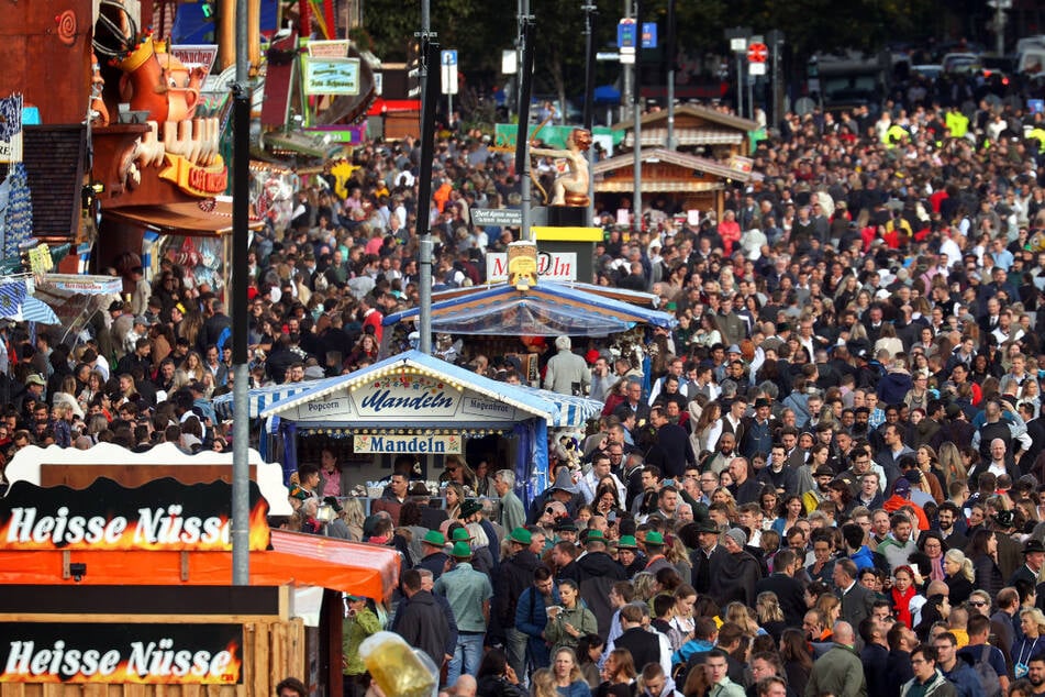 Auf dem Münchner Oktoberfest werden mehr als 6 Millionen Besucher erwartet - entsprechend viel sind Rettungskräfte und Polizei gefordert.