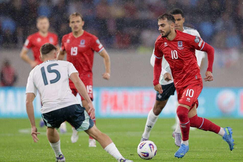 Danel Sinani (r) konnte zwar eine Vorlage liefern, die 1:3-Niederlage von Luxemburg und Nordirland nicht verhindern.