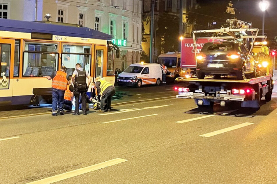Die Straßenbahn entgleiste nach der Kollision mit dem Auto.