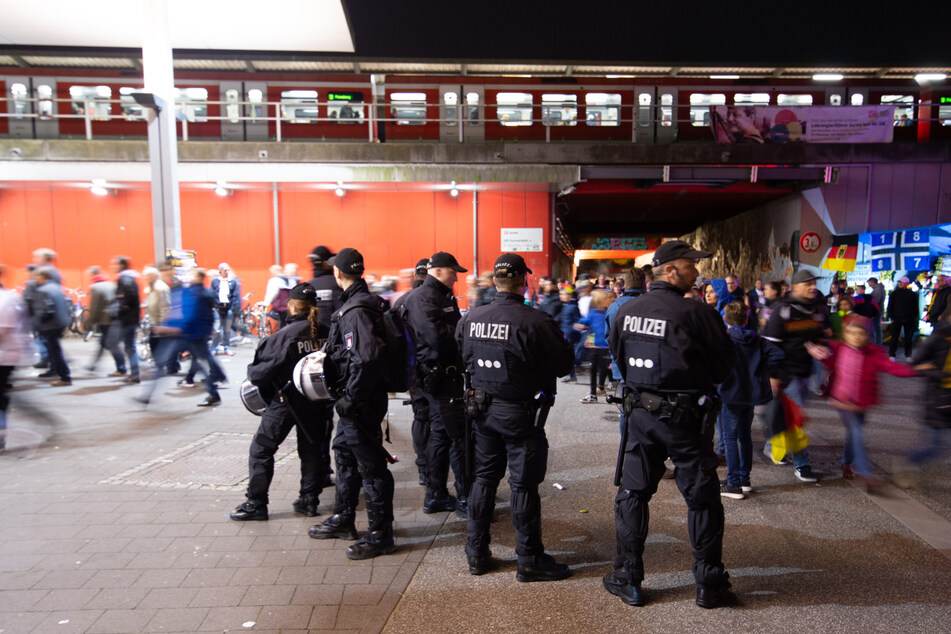 Am S-Bahnhof Stellingen sind am gestrigen Sonntag vier HSV-Fans aneinandergeraten. Ein 31-Jähriger wurde ins Gleisbett geschubst und verletzte sich. (Archivfoto)