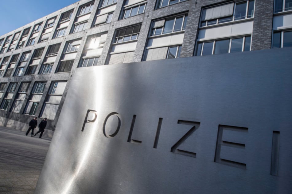 Ein Schild mit der Aufschrift "Polizei" steht vor dem Polizeipräsidium.