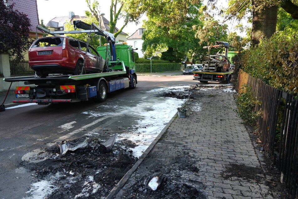 Brand- und Löschspuren übersähen den Asphalt: Diese Wagen mussten abgeschleppt werden.
