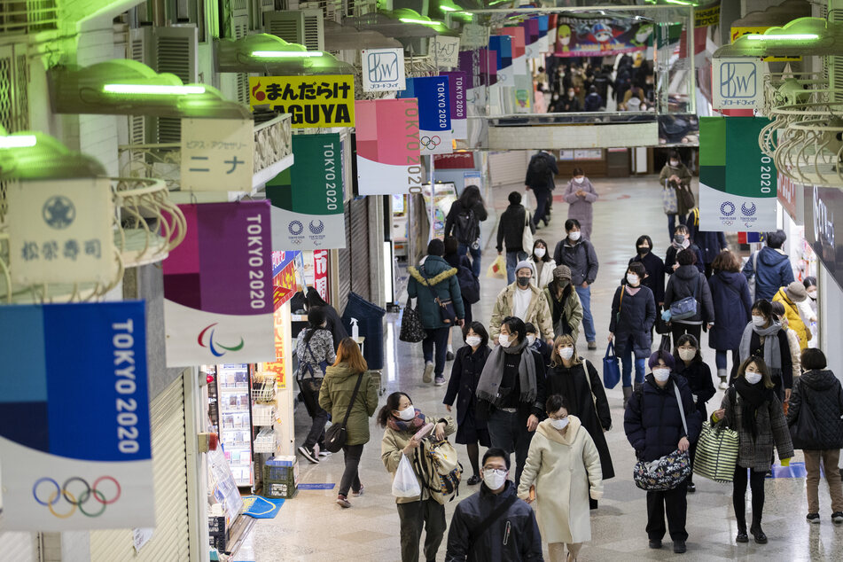 Japan ist bislang recht gut durch die Pandemie gekommen. Der aktuelle Lockdown sieht zum Beispiel nur vor, dass Restaurants und Bars ab 19 Uhr keinen Alkohol mehr ausschenken und schon um 20 Uhr schließen sollen.