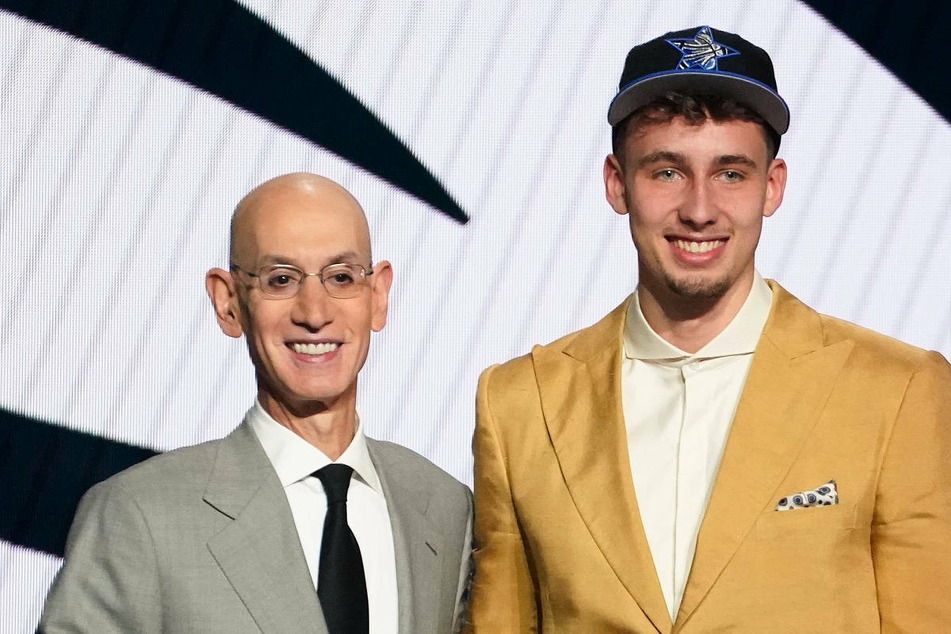 Franz Wagner (19, r.) steht neben NBA-Commissioner Adam Silver (59). Der Berliner ist in der Nacht zu Freitag an Position acht im NBA-Draft von den Orlando Magic ausgewählt worden.