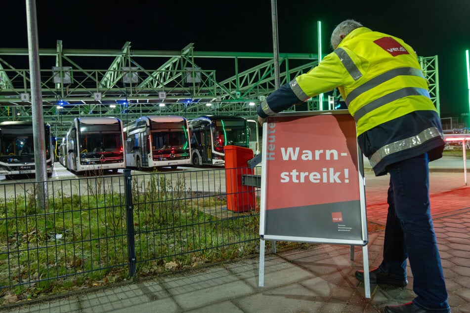 Bei den Verkehrsbetrieben Hamburg-Holstein (VHH) läuft seit den frühen Morgenstunden ein 24-stündiger Streik.