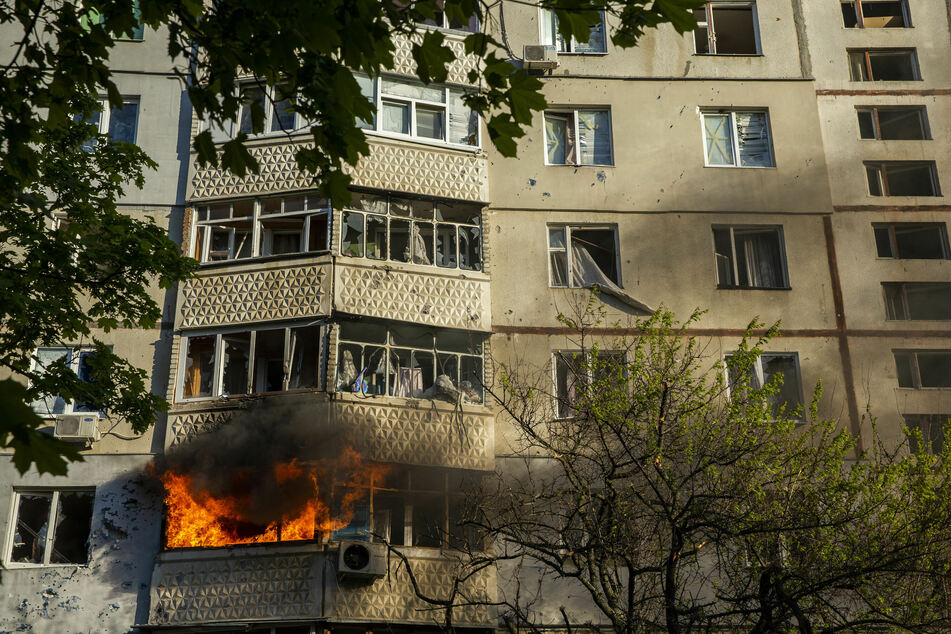 Ein Haus in Charkiw brennt, nachdem Russland das Wohngebiet Saltivka beschossen hat.