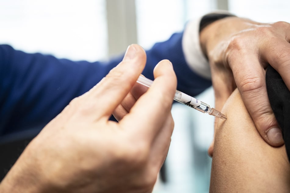 Laut einer Umfrage der Universität Heidelberg würden sich nur 55 Prozent der Befragten gegen Corona impfen lassen. (Archivbild)