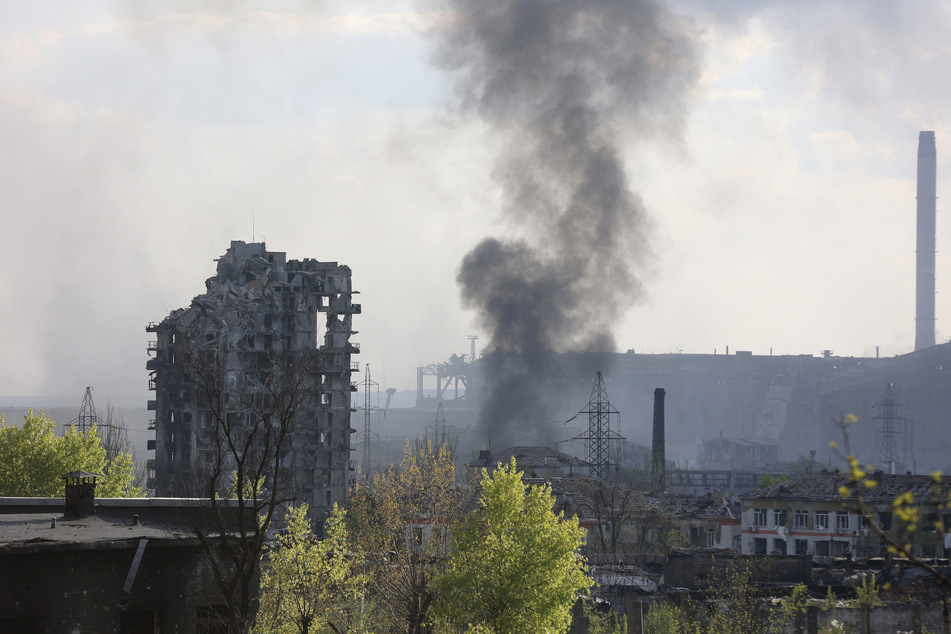 Das russische Militär kündigte für Donnerstag, Freitag und Samstag Feuerpausen an, damit die Menschen das belagerte Stahlwerk Azovstal verlassen können.