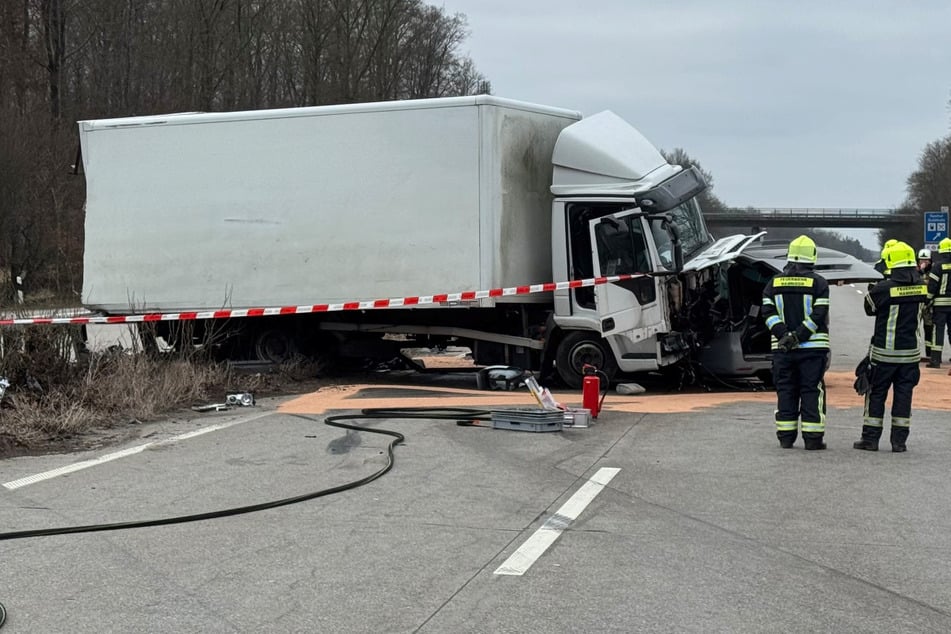 Unfall A1: Schwerer Unfall zwischen Lastwagen und Autos sorgt für Vollsperrung der A1