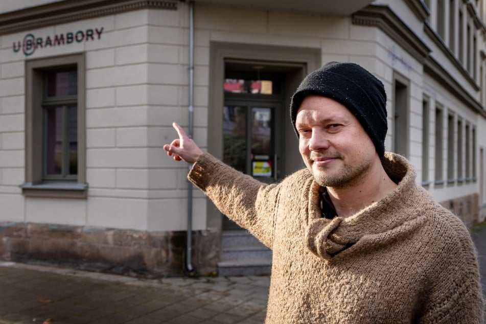 Josef Šmída (39) vor seiner tschechischen Craft-Beer-Bar in der Karl-Liebknecht-Straße 37.