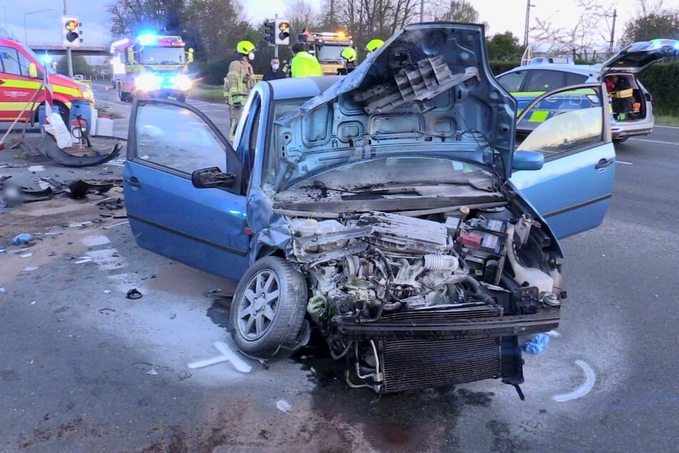 Am Sonntagabend sind bei einem Autounfall in Ratingen (Kreis Mettmann) fünf Menschen verletzt worden.