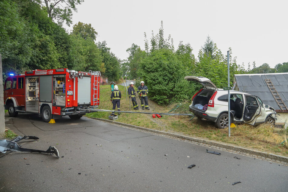 Eine Hyundai-Fahrerin krachte am Sonntagnachmittag in Gornsdorf gegen eine Mauer und landete anschließend in einem Grundstück.