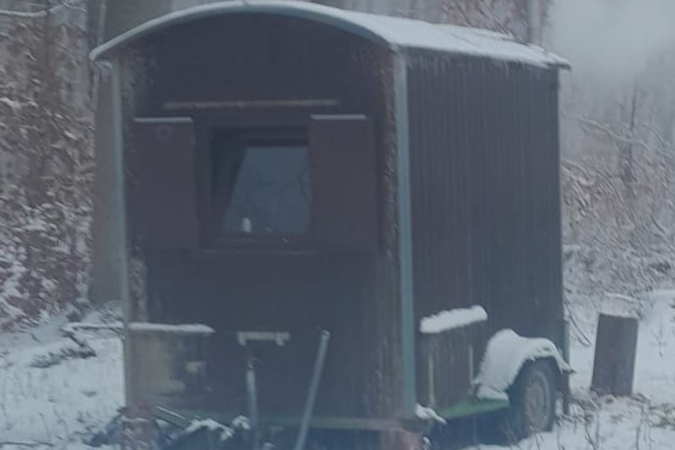 Der Anhänger hat den Waldarbeitern an kalten Tagen einen Platz zum Aufwärmen beschert. Nun wurde der Waldarbeiterschutzwagen gestohlen.