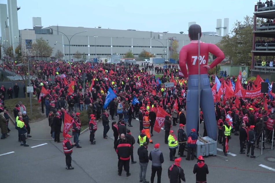 Warnstreik bei Mercedes: Rund 10.000 Angestellte versammeln sich in Sindelfingen