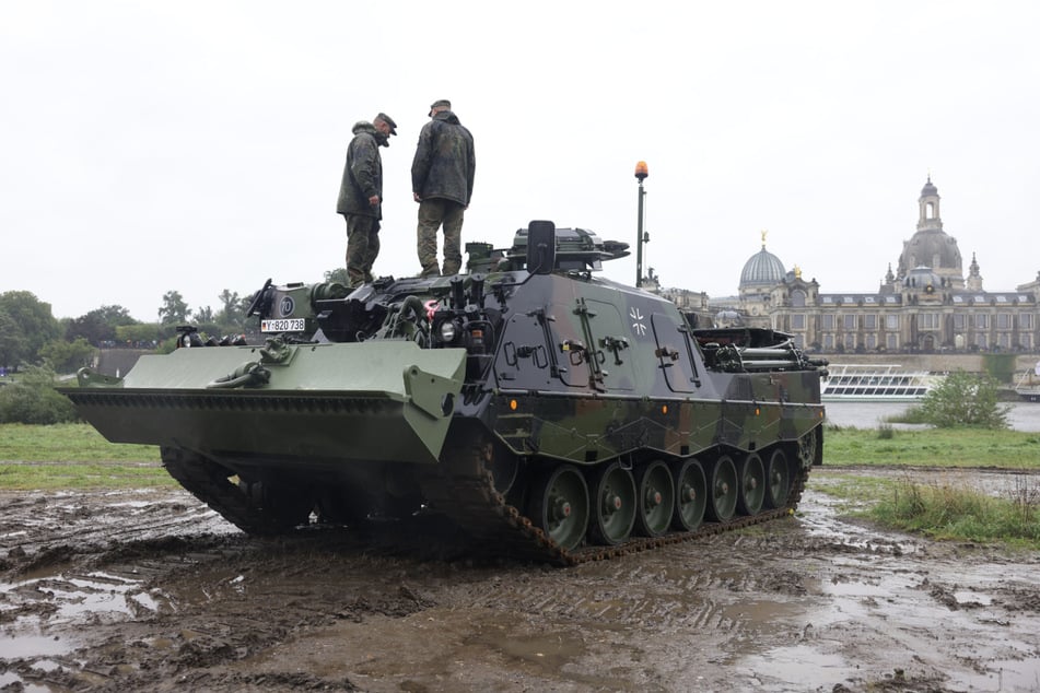 Bergepanzer der Bundeswehr vom Typ "Büffel" standen bereit, um die Bagger im Morast notfalls wieder aufzurichten.