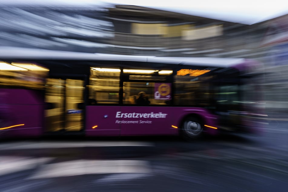 Rund 200 Busse sollen für den Ersatzverkehr zwischen Hamburg und Berlin gestellt werden.