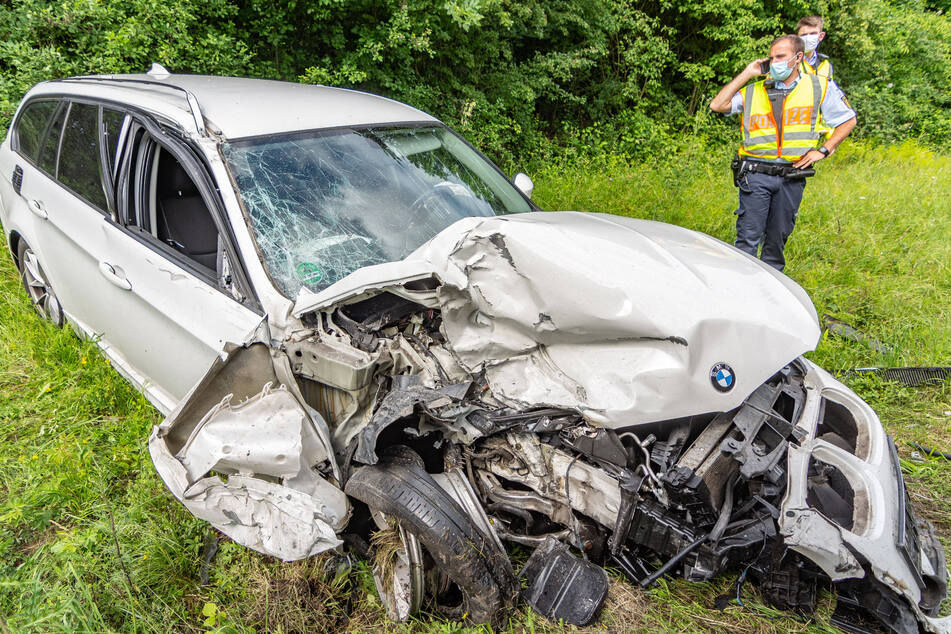 Der BMW ist völlig demoliert nach dem Crash.