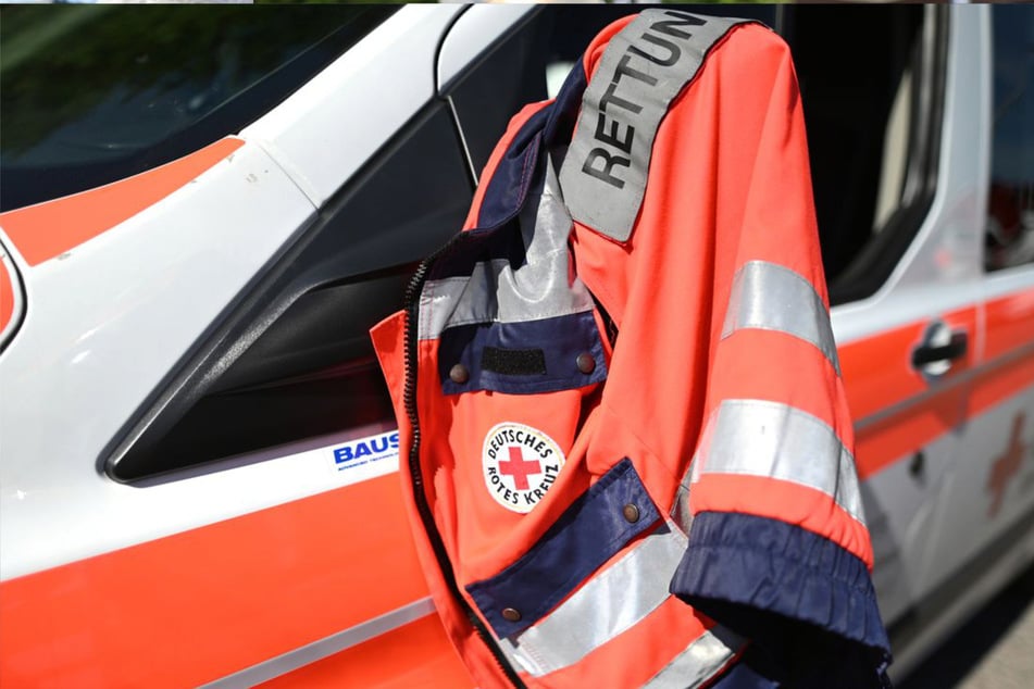 Mann will rollendes Auto mit bloßen Händen stoppen und wird eingequetscht