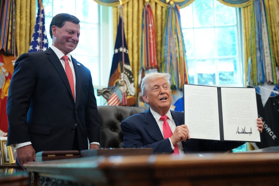 President Donald Trump (r.) signed a proclamation alongside Social Security Administrator Frank Bisignano.