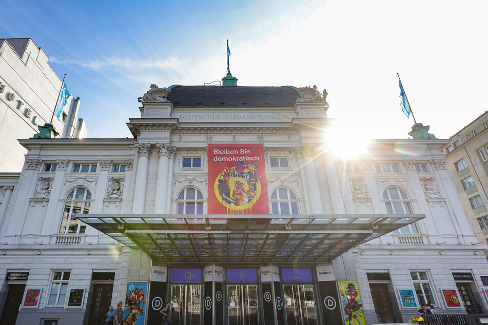 Auch das Deutsche Schauspielhaus in Hamburg öffnet wieder den Vorhang.