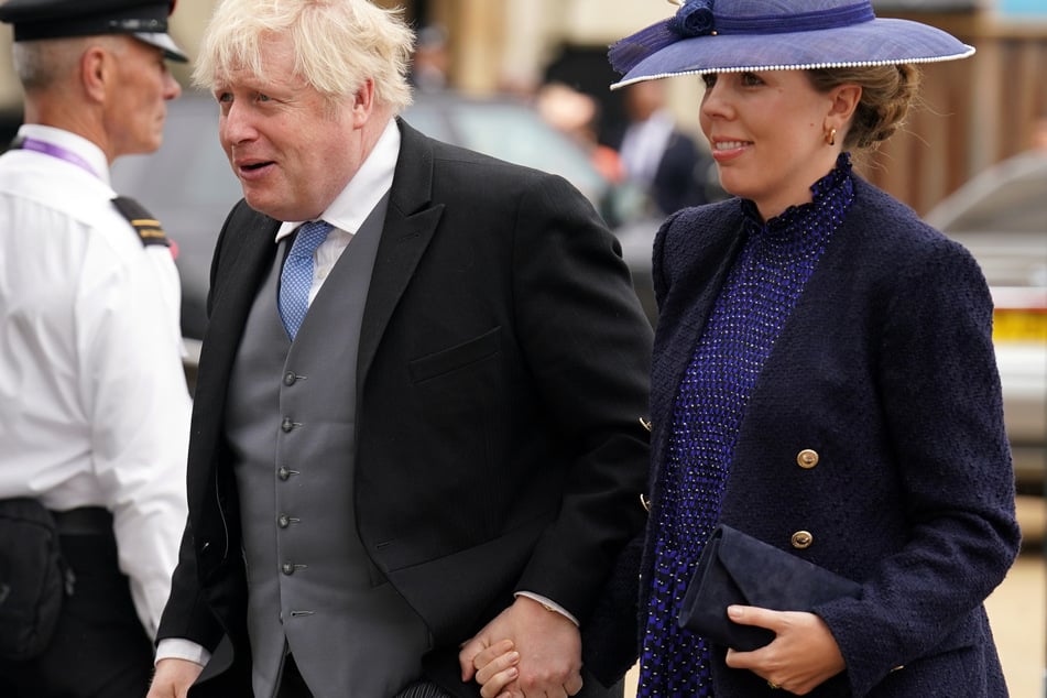 Boris Johnson (58, l), ehemaliger Premierminister von Großbritannien, und seine Frau, Carrie Johnson (35).