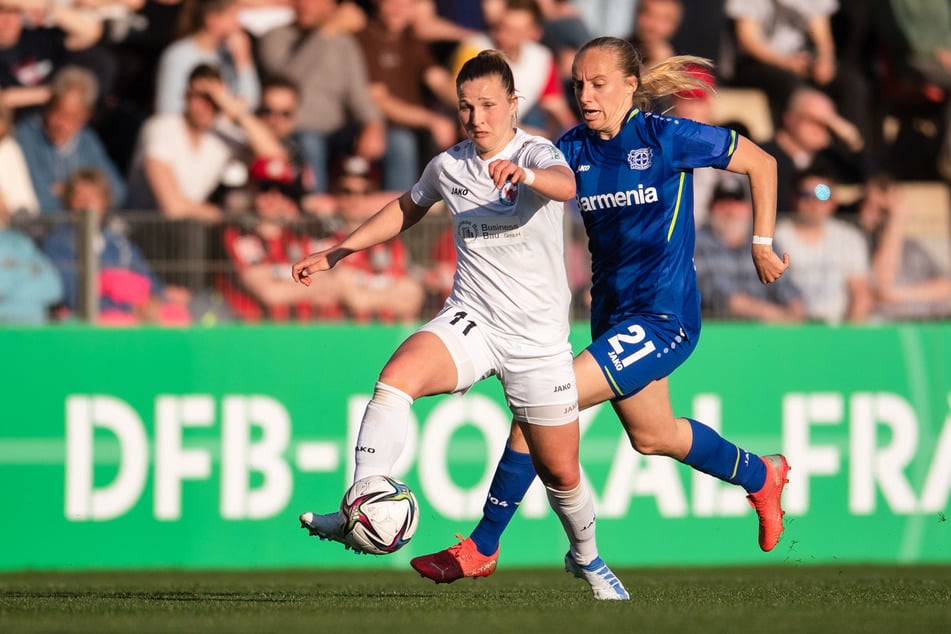Die 25-jährige Dina Orschmann (r.) spielt ab sofort mit ihrer Zwillingsschwester Katja für die Frauenmannschaft des 1. FC Union Berlin.
