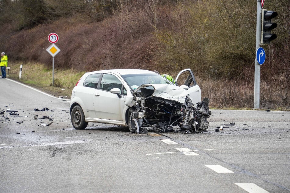 Auch der beteiligte Fiat erlitt einen Totalschaden und musste abgeschleppt werden.