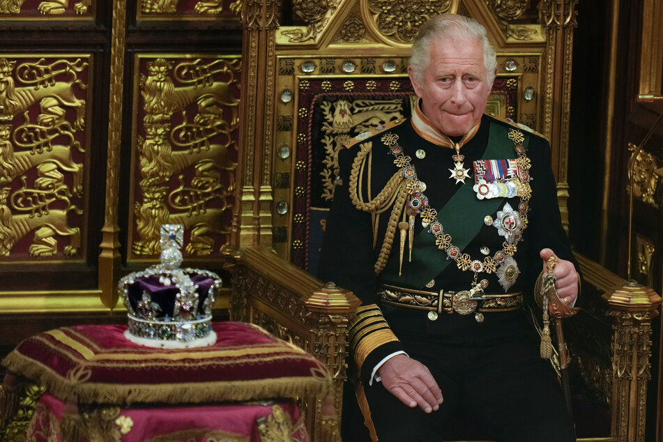 Der damalige Prinz Charles (74) sitzt neben der Krone der Königin während der Eröffnung des Parlaments in Westminster. Der Palast gab in der Nacht zum 22. Januar Details zum langen Krönungswochenende vom 6. bis 8. Mai bekannt.