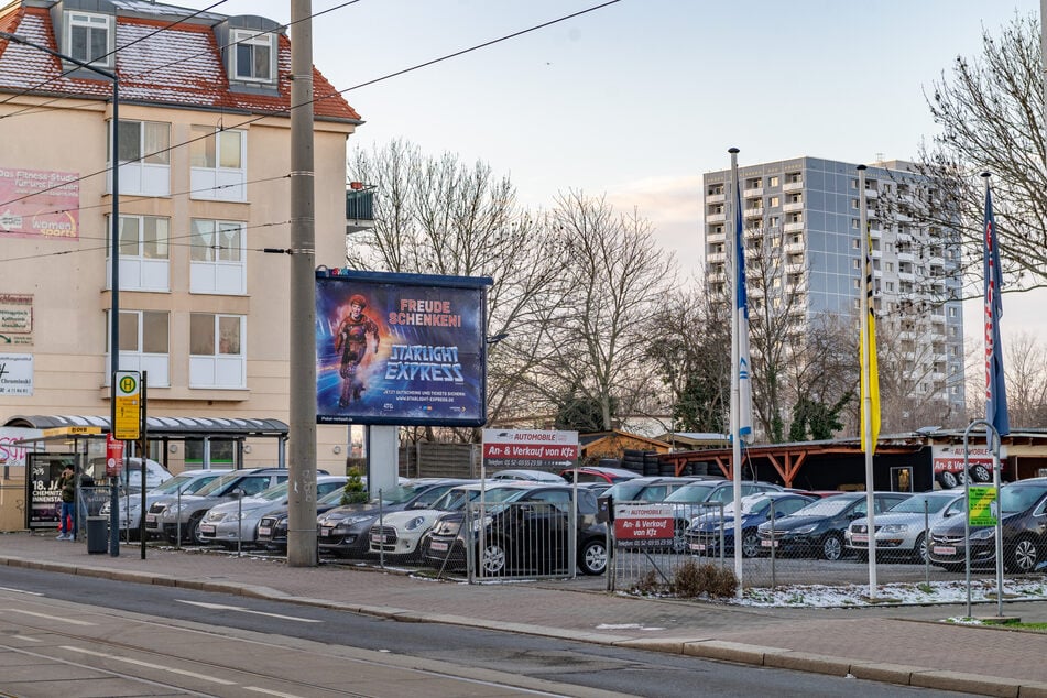 Von diesem Autohandel versuchten Diebe einen Toyota und einen Mercedes zu stehlen.