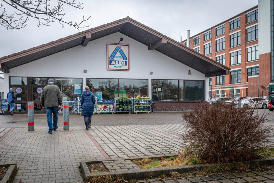 Der ALDI auf der Zwickauer Straße in Schönau soll nach Siegmar in die leer stehende Sparkasse umziehen.