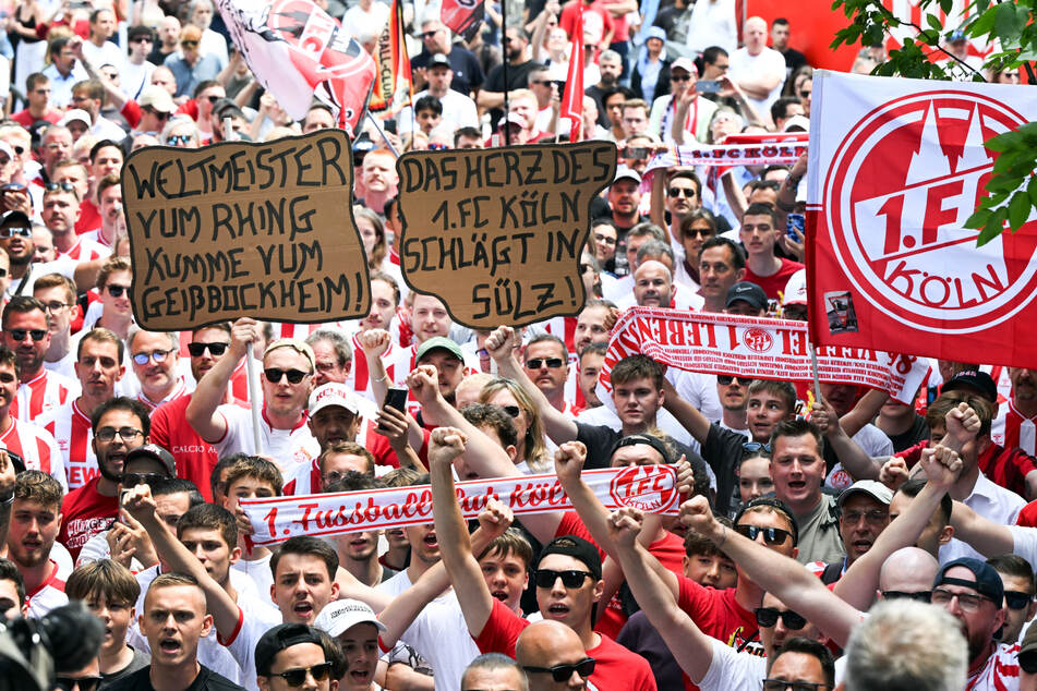 Hunderte Fans hatten sich am Donnerstagnachmittag vor dem Kölner Rathaus versammelt, um gegen einen Antrag der Ratsgruppe "Gut &amp; Klima Freunde" zu demonstrieren.