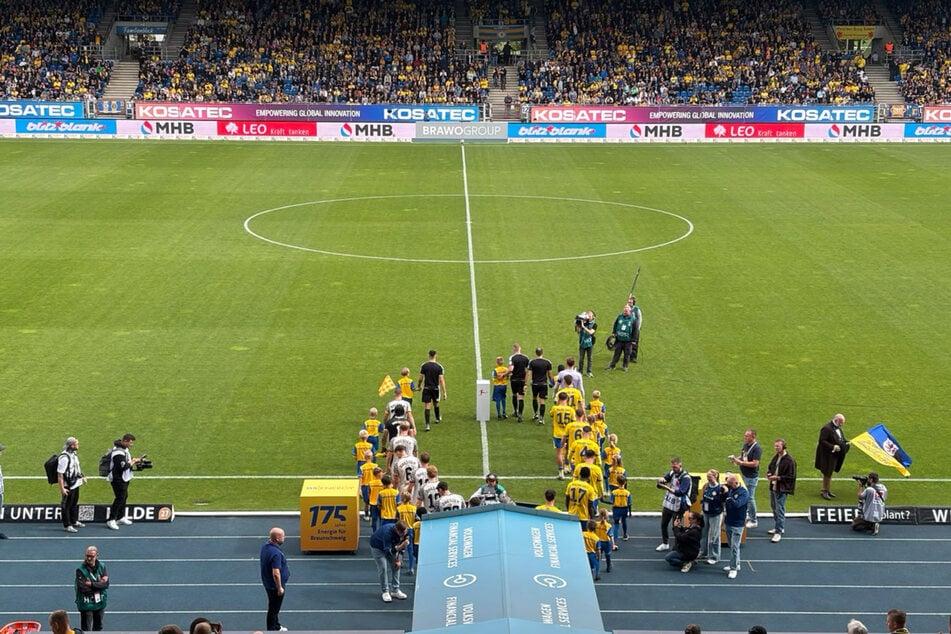 Die Teams kommen auf das Spielfeld. Gleich ertönt der Anpfiff.