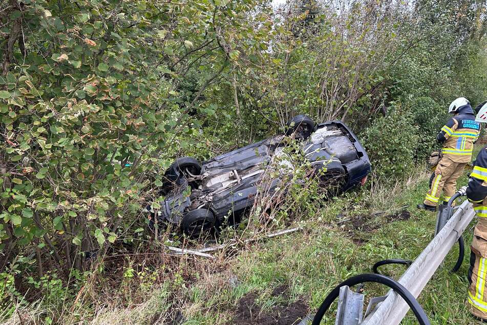 Der VW überschlug sich und landete im Straßengraben.