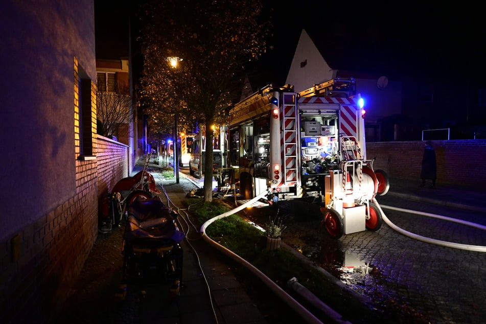 Weil der Zugang zum Feuerhaus sehr beengt war, musste die Feuerwehr zunächst Schläuche verlegen.