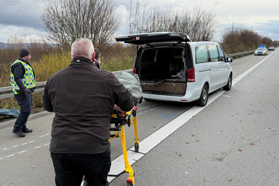 Durch den massiven Zusammenprall mit einem Lastwagen erlitt der Mann tödliche Verletzungen und verstarb unmittelbar an der Unfallstelle.